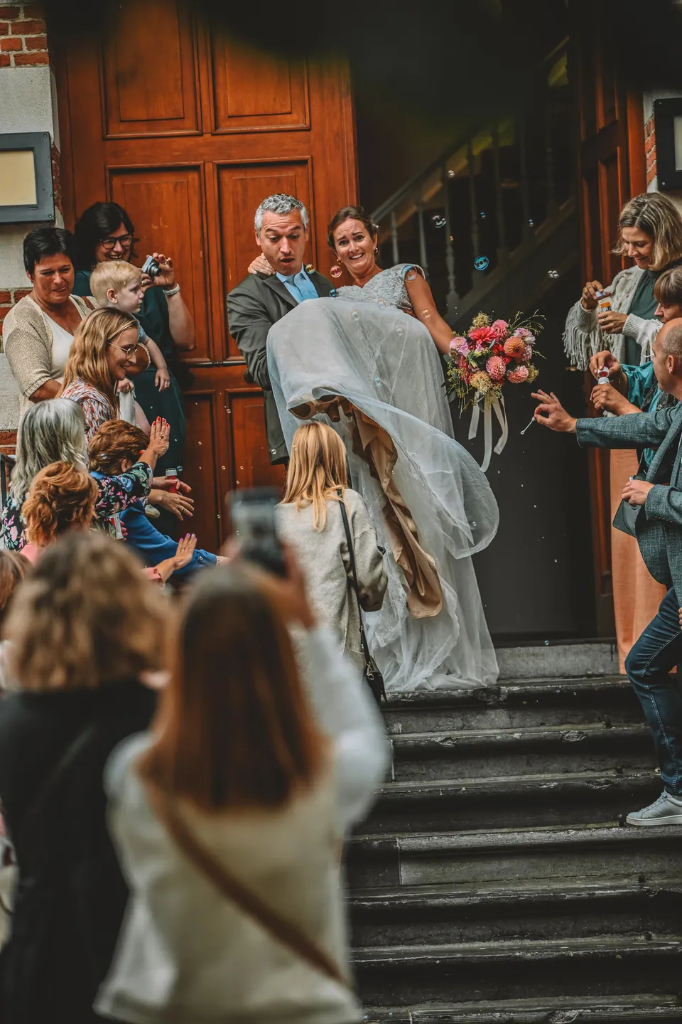 Bruidspaar verlaat de kerk onder applaus