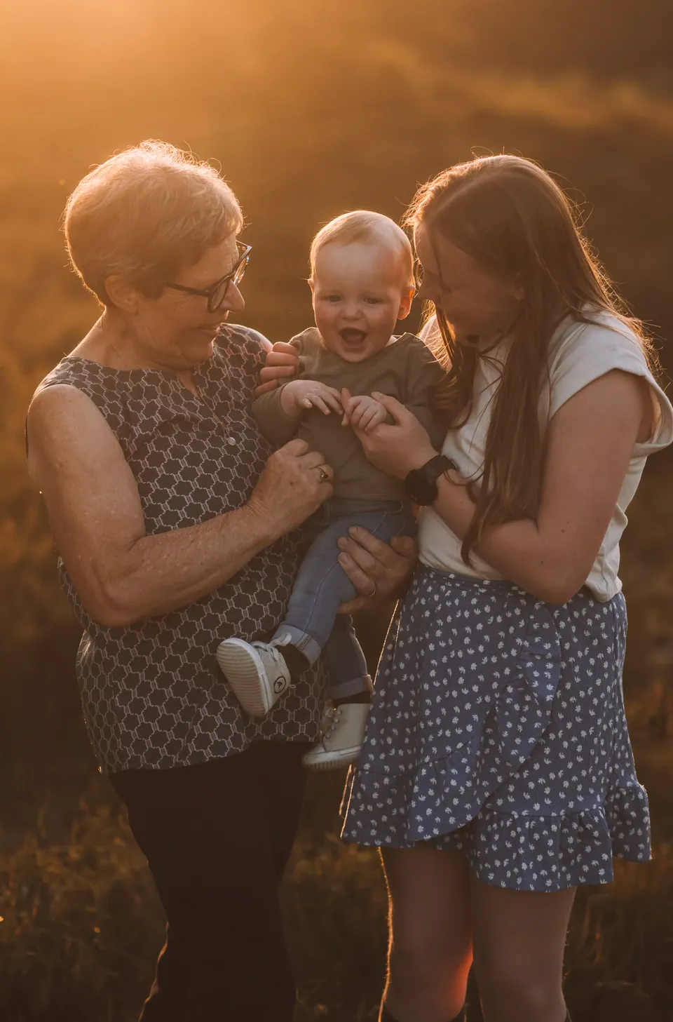 Oma met kleinkinderen in het avondlicht