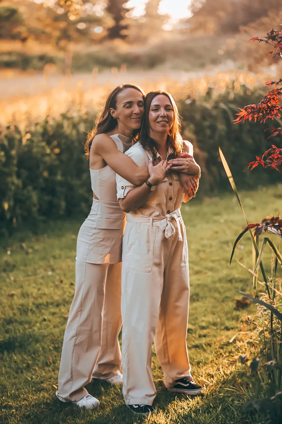 Zussen: Twee handen op één buik, door The Visual Journeys