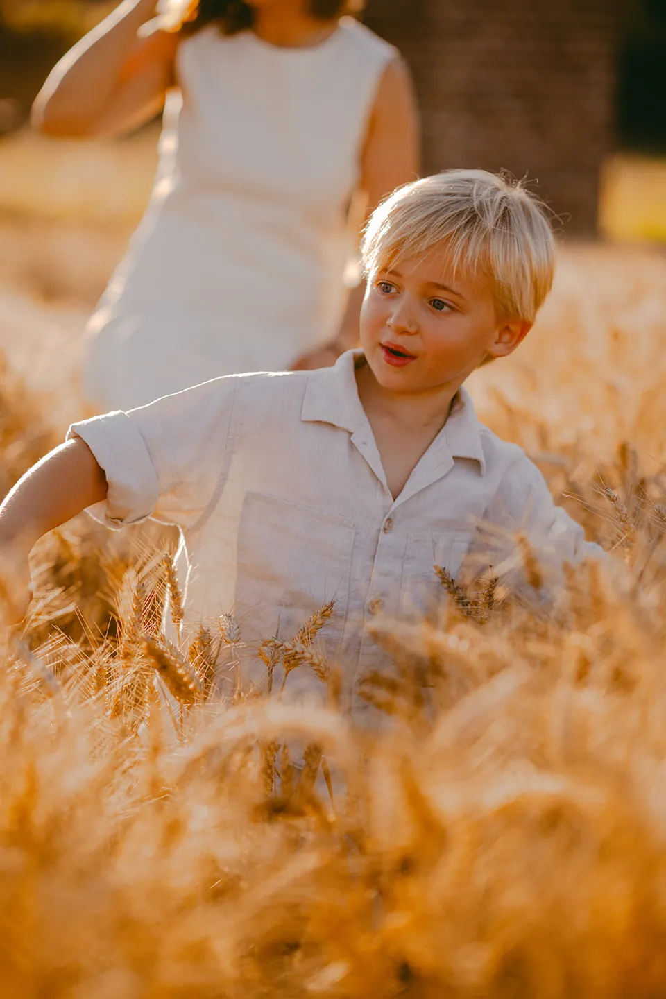 Gezin: Gouden uur met de tuinslang, door The Visual Journeys