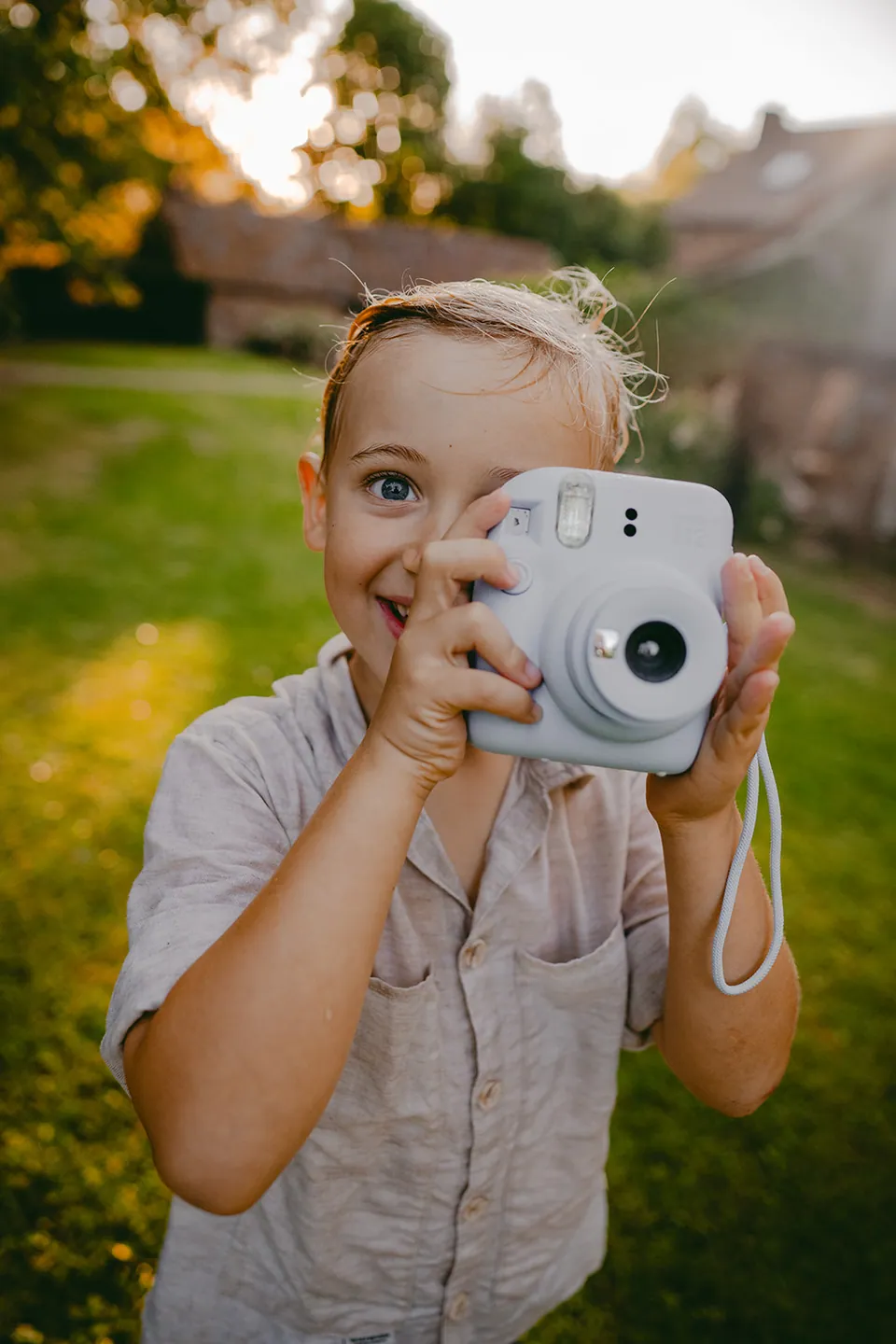 Gezin: Gouden uur met de tuinslang, door The Visual Journeys