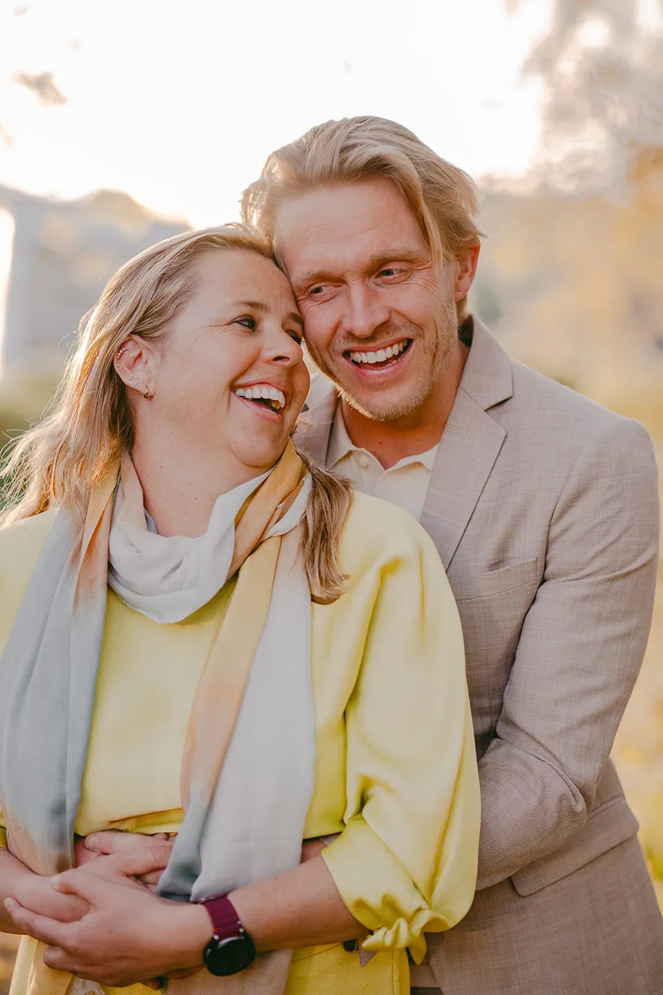 Ouders lachen samen in het warme avondlicht