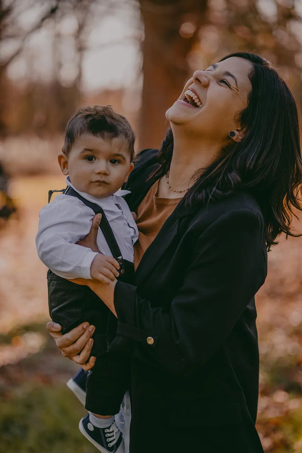 Mama lacht uitbundig met haar baby op de arm