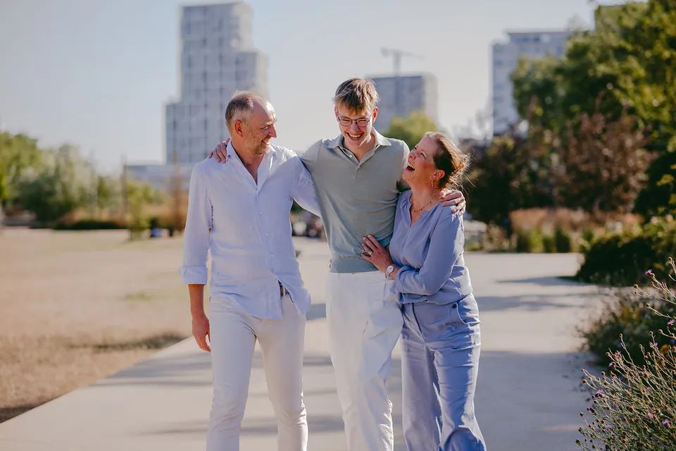 Grote familie: Drie generaties in de stad, door The Visual Journeys